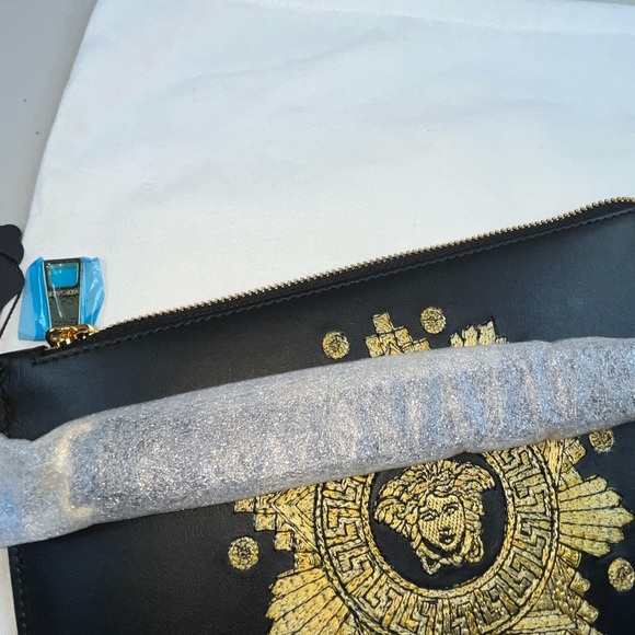 VERSACE NEW Italian Leather Wristlet with box + card + dust bag - Picture 6 of 9